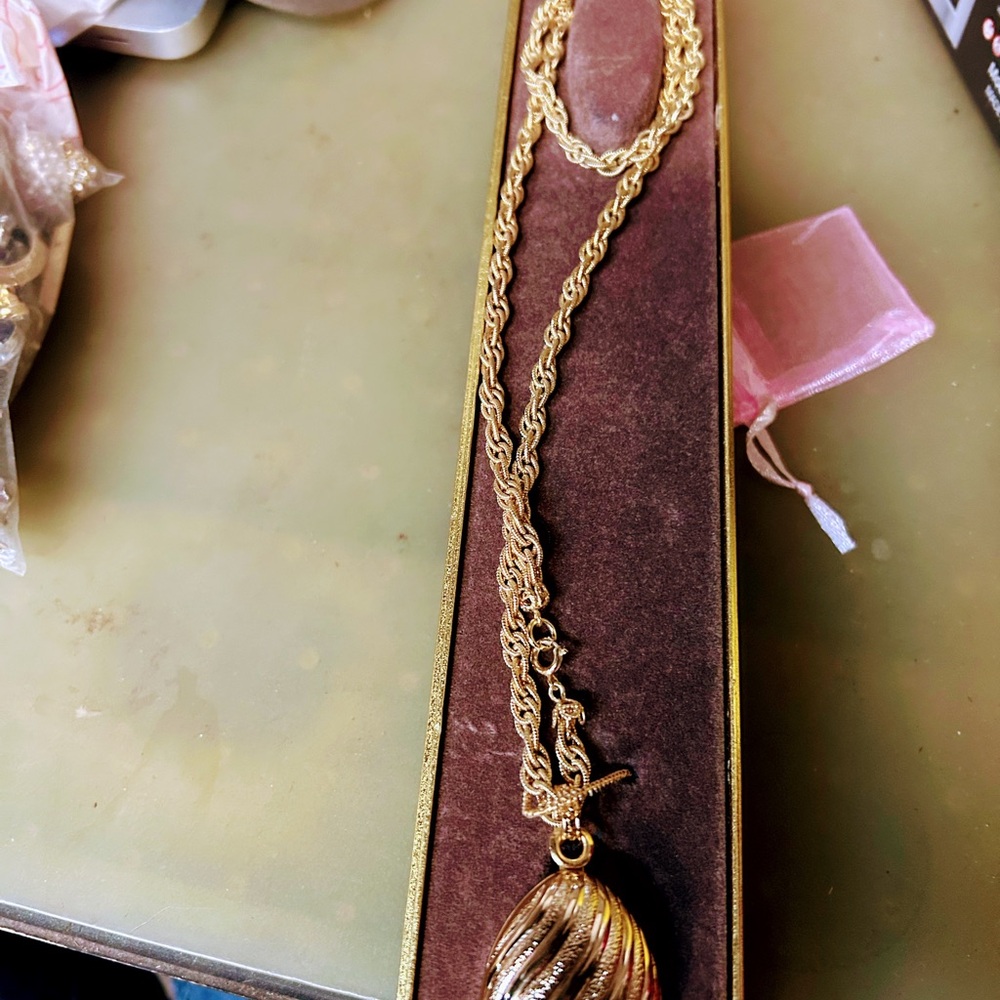 Avon Gold-Tone Leaf Pendant Necklace